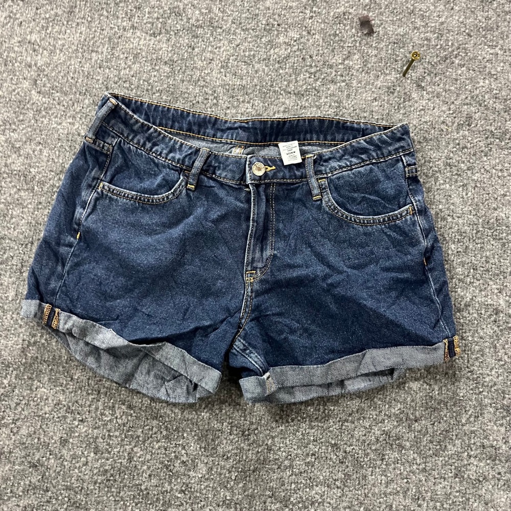 H&M Denim Shorts Womens Size 8 Blue Cotton Regular Waist Cuffed Casual Dark Wash